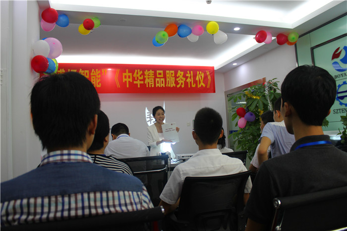 課程現(xiàn)場，學(xué)員們正在聚精會神的聽課