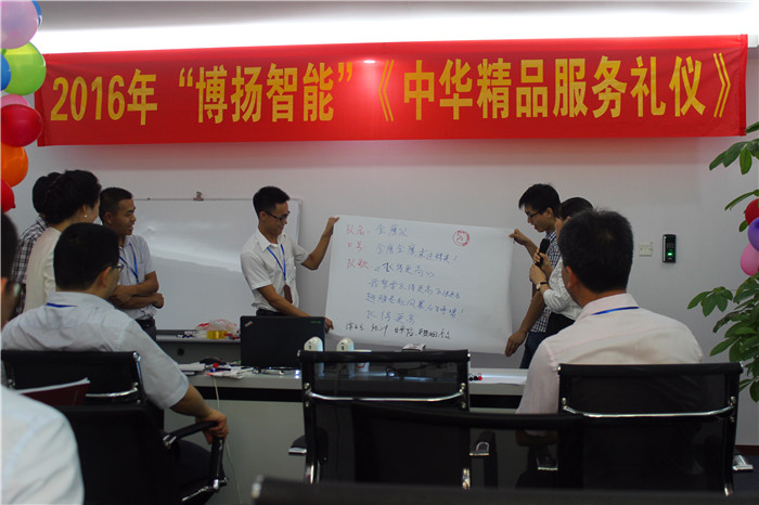 圖為金鷹隊在展示自己隊名、口號、隊歌、隊旗。